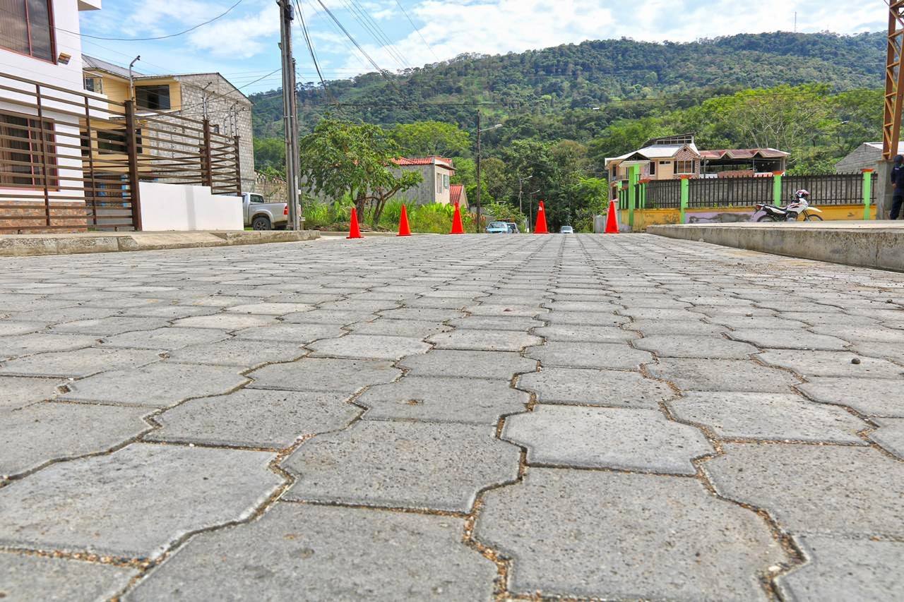 EN GUALAQUIZA, GERENTE DE SUCURSAL ZONAL AUSTRO RECORRIÓ OBRAS DE ADOQUINADO EN VARIAS CALLES