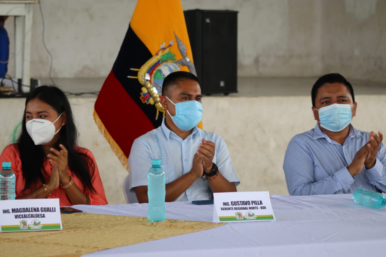 BANCO DE DESARROLLO DEL ECUADOR B.P. PARTICIPA DEL INICIO DE OBRA DE ASFALTADO EN CARLOS JULIO AROSEMANA TOLA