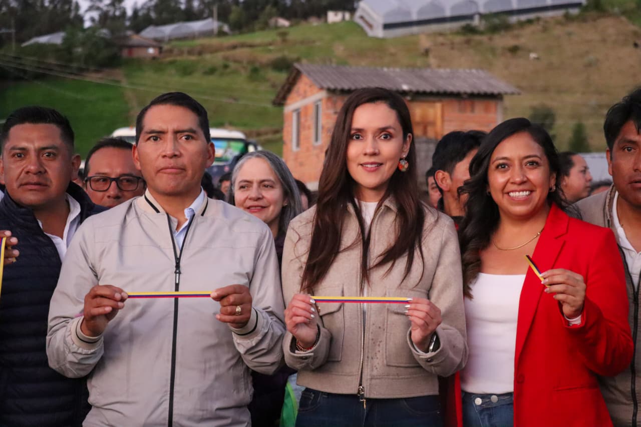 BDE B.P. FINANCIÓ MÁS DE UN MILLÓN DE DÓLARES PARA EL DESARROLLO VIAL DE CAYAMBE