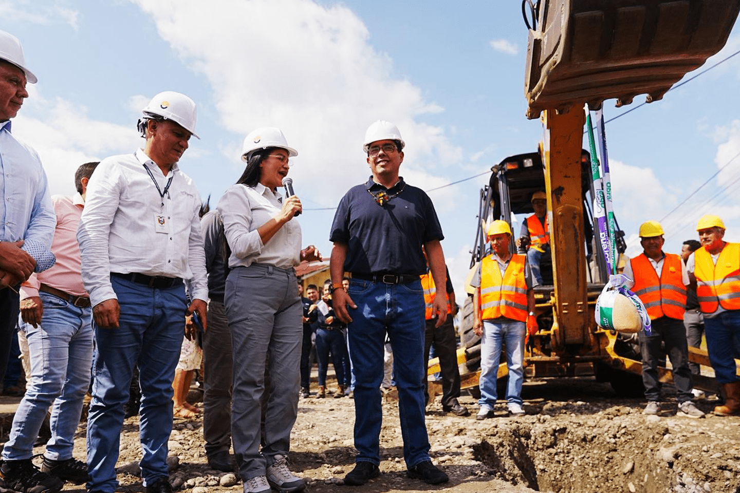 BDE B.P. ENTREGA PRIMER DESEMBOLSO DEL PLAN MAESTRO DE ALCANTARILLADO Y COLOCA LA PRIMERA PIEDRA PARA NUEVAS UNIDADES BÁSICAS DE SANEAMIENTO EN SHUSHUFINDI