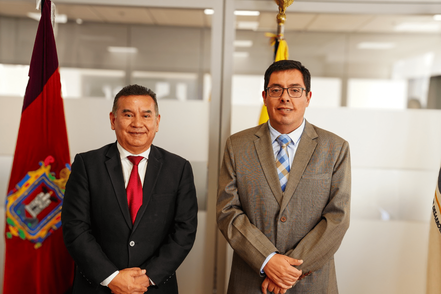 EL BDE B.P. Y EL IAEN FIRMAN CONVENIO PARA FORTALECER EL CONOCIMIENTO Y LA ASISTENCIA TÉCNICA