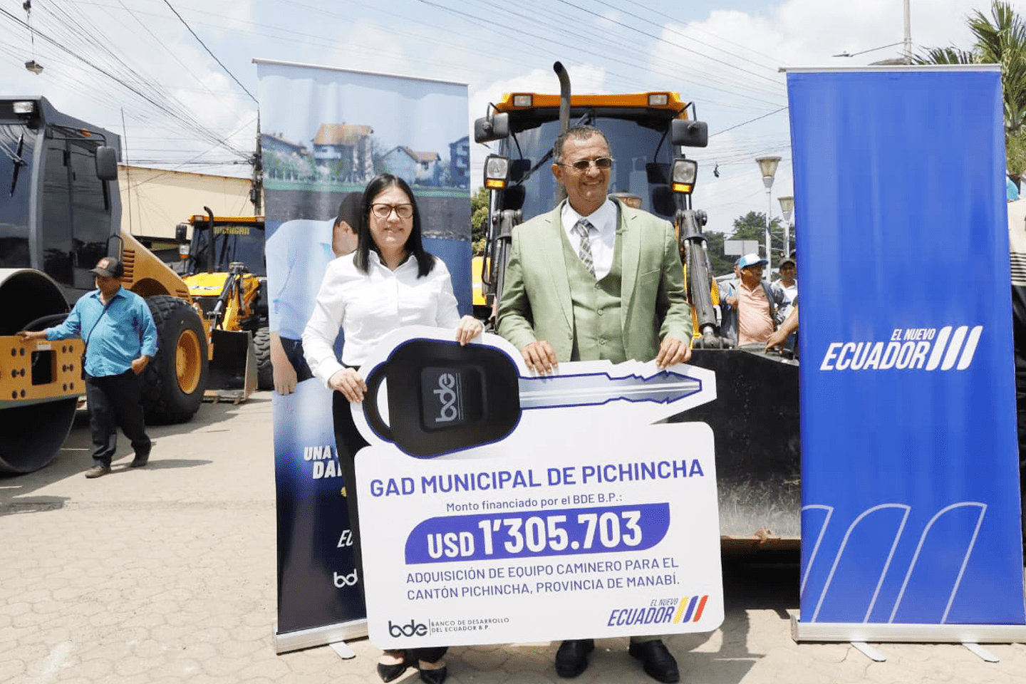 VIALIDAD URBANA Y RURAL DEL CANTÓN PICHINCHA SERÁ ATENDIDA CON EQUIPO CAMINERO FINANCIADO POR EL BDE B.P.