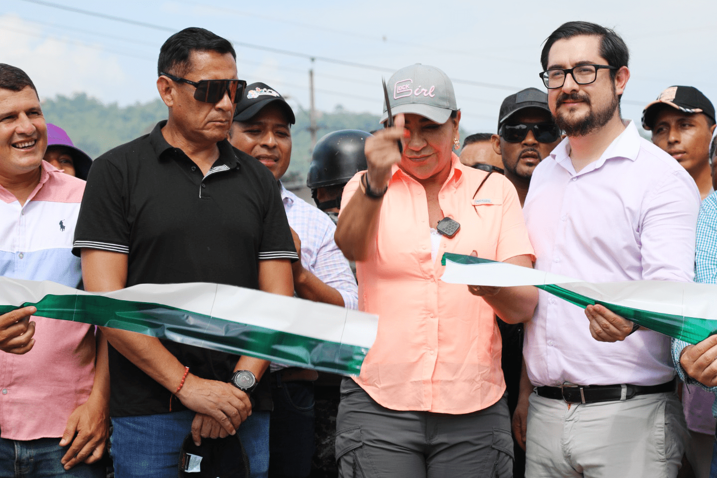 HABITANTES DE QUININDÉ CELEBRARON LA INAUGURACIÓN DE VÍA ASFALTADA