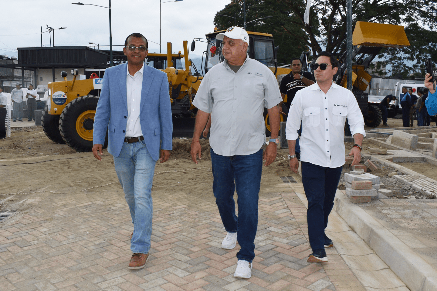 FORTALECEMOS LA VIALIDAD DEL CANTON MONTALVO CON LA ENTREGA DE MAQUINARIA FINANCIADA POR EL BDE B.P.